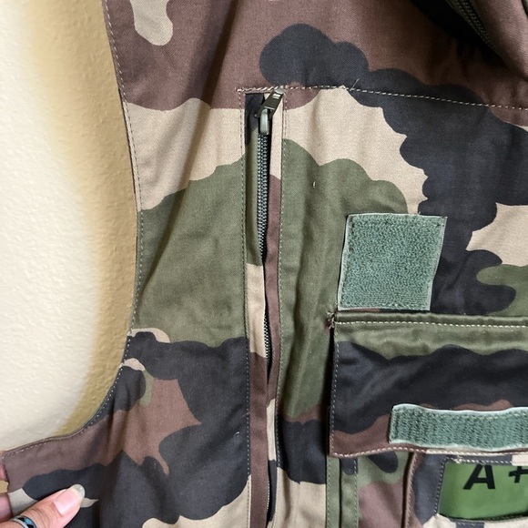 The French Military Flak Vest is an authentic surplus flak vest carrier. - Picture 5 of 12